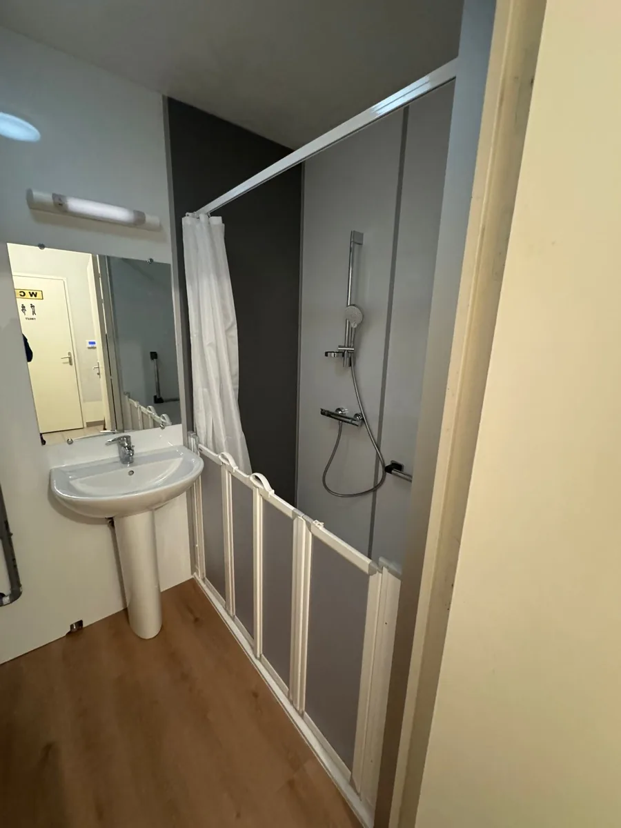Salle de bain avec douche sécurisée — Anjou Maine Adapt' Angers